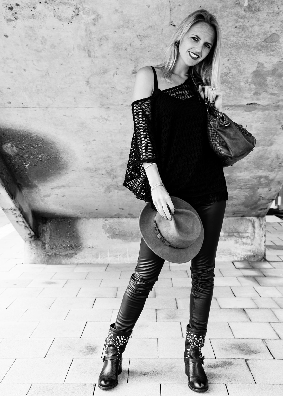 Bag-at-You---Fashion-blog---Campomaggi-bag---Leather---Woman-needs---Black-white-picture