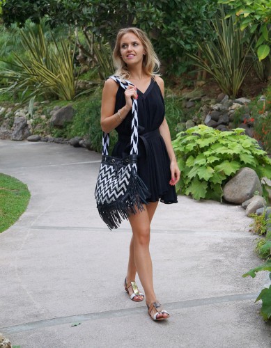 Bag-at-You---Fashion-blog---La-Bendicion-Bag---Wayuu-Black-White-Colombia---Walking-Puento-Romano-Marbella