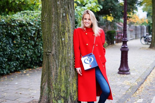 Bag-at-you---Fashion-blog---Love-Moschino-shoulderbag---Big-red-coat