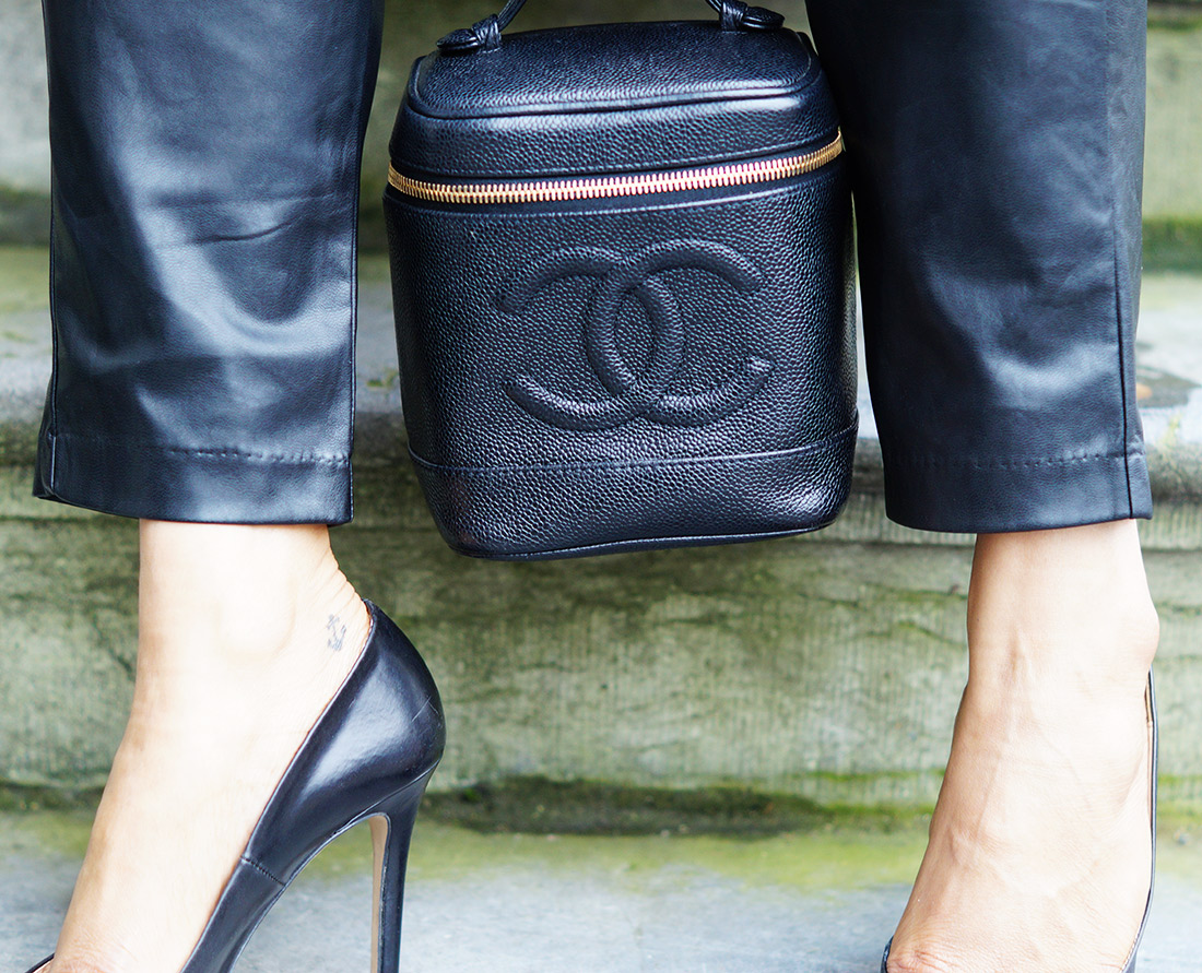 Bag-at-You---Fashion-blog---The-Trend-Attendant---Chanel-make-up-bag---Heels