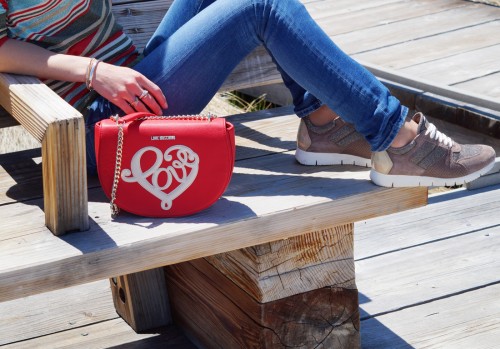 Bag-at-you---Fashion-blog---Moschino-Red-Bag---Unisa-sneakers
